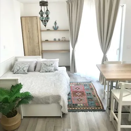 Cocoville Beach House- Makarská